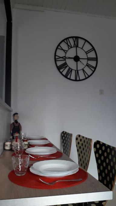 Bel Appartement Au Coeur De La Cite Medievale Sommieres Bagian luar foto