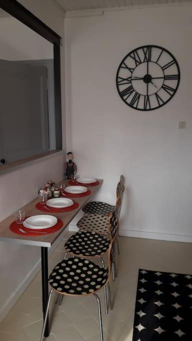 Bel Appartement Au Coeur De La Cite Medievale Sommieres Bagian luar foto